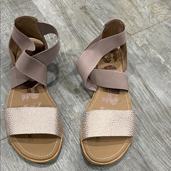 Sorel Blush and Tan Sandals size 9 says 10 fits like a 9 narrow - Picture 2 of 7
